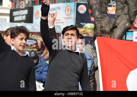 Ankara, Turchia. Xviii Mar, 2017. Gli studenti nazionalista commemorare il 102º anniversario della campagna di Gallipoli con urlando "Allahu Akbar " e " Siamo soldati di Mustafa Kemal Ataturk" nel centro di Ankara. Credito: Altan Gocher/Pacific Press/Alamy Live News Foto Stock