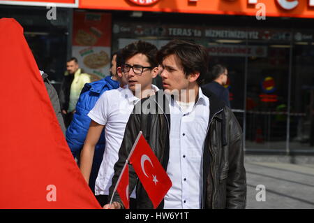 Ankara, Turchia. Xviii Mar, 2017. Gli studenti nazionalista commemorare il 102º anniversario della campagna di Gallipoli con urlando "Allahu Akbar " e " Siamo soldati di Mustafa Kemal Ataturk" nel centro di Ankara. Credito: Altan Gocher/Pacific Press/Alamy Live News Foto Stock