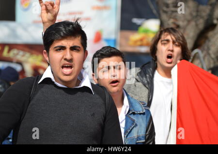 Ankara, Turchia. Xviii Mar, 2017. Gli studenti nazionalista commemorare il 102º anniversario della campagna di Gallipoli con urlando "Allahu Akbar " e " Siamo soldati di Mustafa Kemal Ataturk" nel centro di Ankara. Credito: Altan Gocher/Pacific Press/Alamy Live News Foto Stock