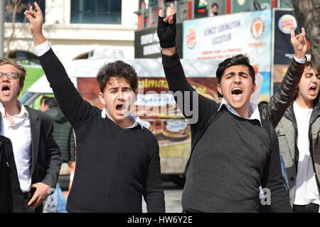 Ankara, Turchia. Xviii Mar, 2017. Gli studenti nazionalista commemorare il 102º anniversario della campagna di Gallipoli con urlando "Allahu Akbar " e " Siamo soldati di Mustafa Kemal Ataturk" nel centro di Ankara. Credito: Altan Gocher/Pacific Press/Alamy Live News Foto Stock