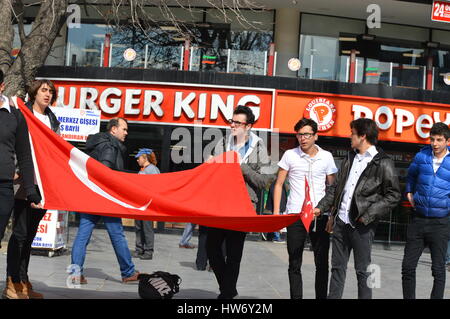 Ankara, Turchia. Xviii Mar, 2017. Gli studenti nazionalista commemorare il 102º anniversario della campagna di Gallipoli con urlando "Allahu Akbar " e " Siamo soldati di Mustafa Kemal Ataturk" nel centro di Ankara. Credito: Altan Gocher/Pacific Press/Alamy Live News Foto Stock