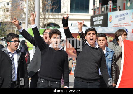 Ankara, Turchia. Xviii Mar, 2017. Gli studenti nazionalista commemorare il 102º anniversario della campagna di Gallipoli con urlando "Allahu Akbar " e " Siamo soldati di Mustafa Kemal Ataturk" nel centro di Ankara. Credito: Altan Gocher/Pacific Press/Alamy Live News Foto Stock