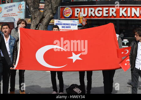 Ankara, Turchia. Xviii Mar, 2017. Gli studenti nazionalista commemorare il 102º anniversario della campagna di Gallipoli con urlando "Allahu Akbar " e " Siamo soldati di Mustafa Kemal Ataturk" nel centro di Ankara. Credito: Altan Gocher/Pacific Press/Alamy Live News Foto Stock