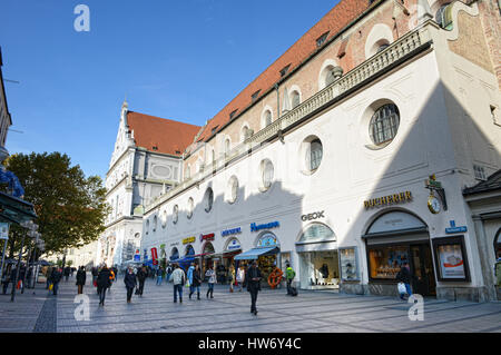 Monaco di Baviera/ Germania 28 Ottobre 2015: la gente camminare lungo la shopping mile Kaufinger street e Neuhauser Street. piccoli negozi lungo tutto. Foto Stock