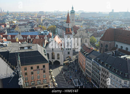 Monaco di Baviera/ Germania 28 Ottobre 2015: vista sulla Marienplatz dalla parte superiore del municipio. Sullo sfondo il vecchio Municipio e Chiesa Heiliggeistkirche. P Foto Stock