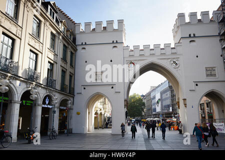 Monaco di Baviera/ Germania 28 Ottobre 2015: la gente camminare lungo attraverso la porta Karlstor a Monaco di Baviera verso la Marienplatz. Karlstor cancello era parte del Foto Stock