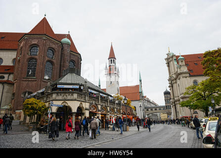 Monaco di Baviera/ Germania 28 Ottobre 2015: Viktualienmarkt a Monaco di Baviera in città con tutti i suoi piccoli negozi e bancarelle. La gente camminare attraverso la place. In bac Foto Stock