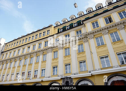 Monaco di Baviera/ Germania 28 Ottobre 2015: facciata gialla e bianca di dallmayr store nella città di Monaco di Baviera. Foto Stock