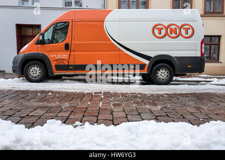 TNT Express consegna van su un parzialmente coperta di neve street Foto Stock