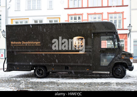 Consegna UPS van durante la nevicata Foto Stock