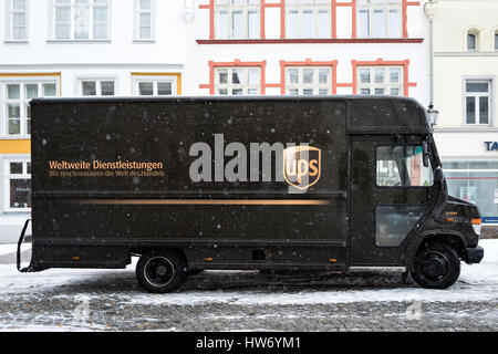 Consegna UPS van durante la nevicata Foto Stock