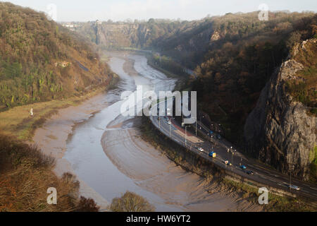 The Avon Gorge, con la bassa marea, a Bristol, Inghilterra. Il fiume Avon spazia attraverso la scogliera e bosco fiancheggiato gorge. Foto Stock