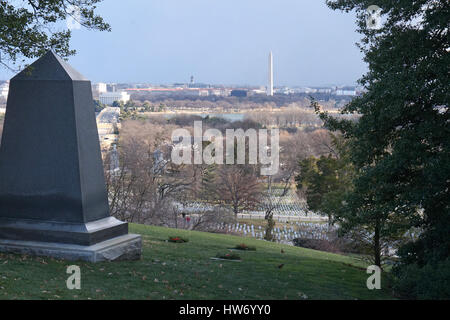 Al Cimitero Nazionale di Arlington, Virginia, Stati Uniti d'America con il Monumento di Washington sul National Mall dietro Foto Stock