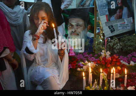 Tehmina Durrani, un attivista sociale e la moglie del Punjab Chief Minister accendendo candele durante una veglia in memoria di Abdul Sattar Edhi e vittime di attacco acido Fakhra Younus in libertà rotatoria a Lahore. Il Pakistan attacco acido vittima Fakhira Younus era una donna pakistana chi è stato vittima di un attacco acido, che hanno gravemente ferito il suo volto. Ella ha subito interventi chirurgici 39 durante un periodo di dieci anni. Ella si è suicidato all'età di 33. Attacco acido vittima Fakhra Younus suicidato lanciandosi dal sesto piano di un edificio a Roma dove si era tenuto il trattamento. Fakhra sarebbe stato attaccato dal suo Foto Stock