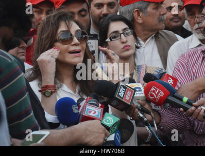 Tehmina Durrani, un attivista sociale e la moglie del Punjab Chief Minister, parlando di media dopo accendendo candele durante una veglia in memoria di Abdul Sattar Edhi e vittime di attacco acido Fakhra Younus in libertà rotatoria a Lahore. Il Pakistan attacco acido vittima Fakhira Younus era una donna pakistana chi è stato vittima di un attacco acido, che hanno gravemente ferito il suo volto. Ella ha subito interventi chirurgici 39 durante un periodo di dieci anni. Ella si è suicidato all'età di 33. Attacco acido vittima Fakhra Younus suicidato lanciandosi dal sesto piano di un edificio a Roma dove si era tenuto il trattamento. Fakhra era un Foto Stock