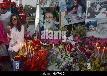 Tehmina Durrani, un attivista sociale e la moglie del Punjab Chief Minister accendendo candele durante una veglia in memoria di Abdul Sattar Edhi e vittime di attacco acido Fakhra Younus in libertà rotatoria a Lahore. Il Pakistan attacco acido vittima Fakhira Younus era una donna pakistana chi è stato vittima di un attacco acido, che hanno gravemente ferito il suo volto. Ella ha subito interventi chirurgici 39 durante un periodo di dieci anni. Ella si è suicidato all'età di 33. Attacco acido vittima Fakhra Younus suicidato lanciandosi dal sesto piano di un edificio a Roma dove si era tenuto il trattamento. Fakhra sarebbe stato attaccato dal suo Foto Stock