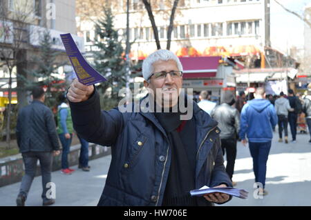 Ankara, Turchia. Xviii Mar, 2017. L'uomo distribuisce brochure presso la campagna del "no" al referendum costituzionale il 16 aprile ad Ankara. Credito: Altan Gocher/Pacific Press/Alamy Live News Foto Stock