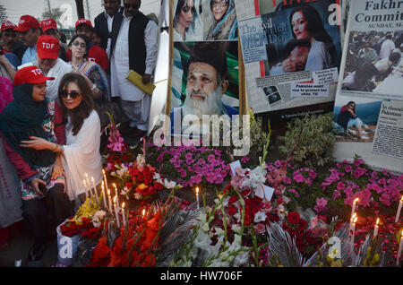 Tehmina Durrani, un attivista sociale e la moglie del Punjab Chief Minister accendendo candele durante una veglia in memoria di Abdul Sattar Edhi e vittime di attacco acido Fakhra Younus in libertà rotatoria a Lahore. Il Pakistan attacco acido vittima Fakhira Younus era una donna pakistana chi è stato vittima di un attacco acido, che hanno gravemente ferito il suo volto. Ella ha subito interventi chirurgici 39 durante un periodo di dieci anni. Ella si è suicidato all'età di 33. Attacco acido vittima Fakhra Younus suicidato lanciandosi dal sesto piano di un edificio a Roma dove si era tenuto il trattamento. Fakhra sarebbe stato attaccato dal suo Foto Stock