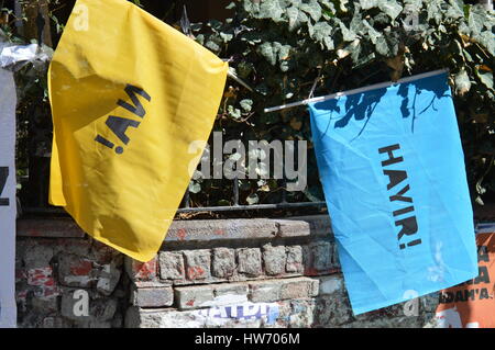 Ankara, Turchia. Xviii Mar, 2017. Bandiere in curdo e Turco a leggere 'No' a la campagna del "no" al referendum costituzionale il 16 aprile ad Ankara. Credito: Altan Gocher/Pacific Press/Alamy Live News Foto Stock