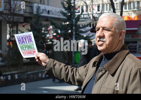 Ankara, Turchia. Xviii Mar, 2017. L'uomo distribuisce leggendo la brochure "No, cerchiamo di vincere insieme" presso la campagna del "no" al referendum costituzionale il 16 aprile ad Ankara. Credito: Altan Gocher/Pacific Press/Alamy Live News Foto Stock