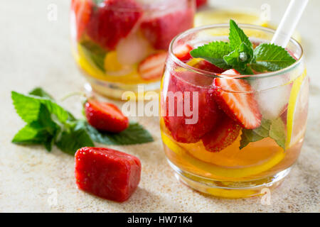 Succo di fragola con copia spazio su pietra marrone dello sfondo. Il concetto di mangiare i vegetariani e vitamine fresco. Foto Stock