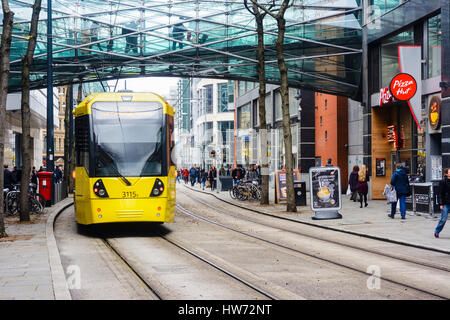 Tram Metrolink in Corporation Street, Manchester centro città passando per il centro commerciale Arndale. Foto Stock