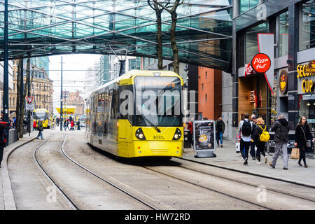 Tram Metrolink in Corporation Street, Manchester centro città passando per il centro commerciale Arndale. Foto Stock