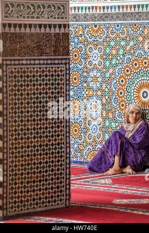 Fes, Marocco. Vecchia donna in appoggio nelle Zaouia di Moulay Idris II, nella Medina di Fes El-Bali. Foto Stock