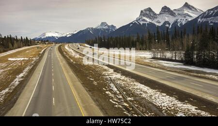 Trans Canada Highway vicino a Canmore in ingresso al Parco Nazionale di Banff in Canada Montagne Rocciose Foto Stock