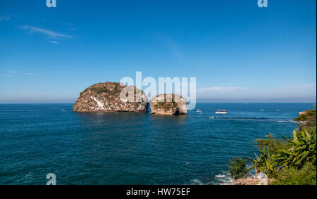 Los Arcos, isole a sud di Puerta Vallarta Messico sono molto popolare di snorkeling e barca di destinazione per i turisti. Foto Stock