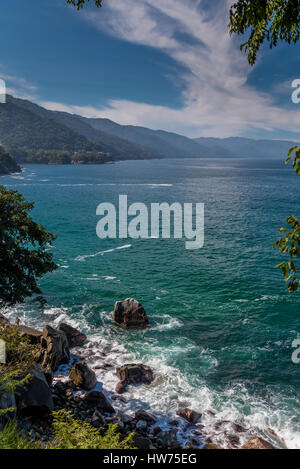 Guardando lungo la bellissima costa messicana a sud di Puerta Vallarta Messico Foto Stock