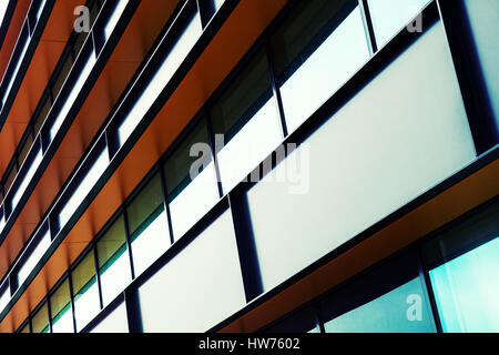 Moderno edificio industriale facciata colorata frammento astratto, lucido windows nella struttura in acciaio. Colorato di tonalità effetto filtro Foto Stock