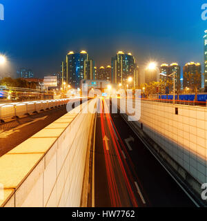 Shanghai notte, tunnel e percorsi di luce. Foto Stock