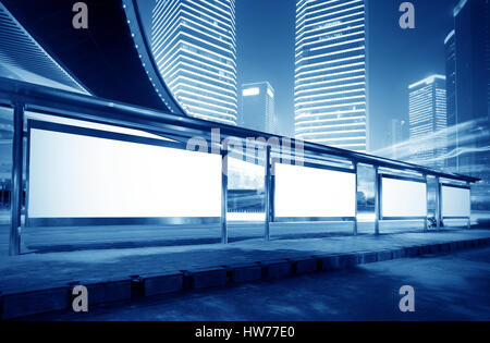 Tabellone vuoto sulla fermata bus di notte Foto Stock