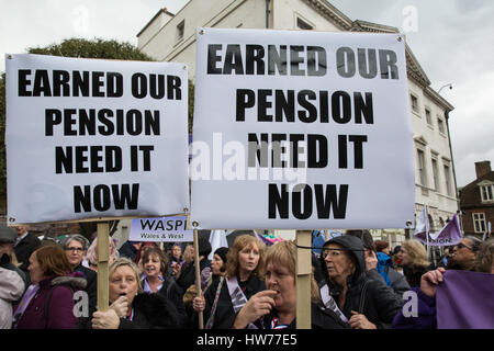 Londra, Regno Unito. 8 Marzo, 2017. Gli attivisti da donne contro la pensione statale di disuguaglianza (WASPI) protestare fuori del Parlamento sul bilancio di giorno e Internationa Foto Stock