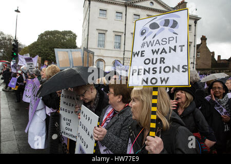 Londra, Regno Unito. 8 Marzo, 2017. Gli attivisti da donne contro la pensione statale di disuguaglianza (WASPI) protestare fuori del Parlamento sul bilancio di giorno e Internationa Foto Stock
