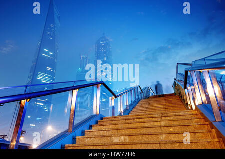 Alta sorge in Shanghai Pudong nuova bancario e affaristico, attraverso il fiume Huangpu dalla vecchia città. Foto Stock