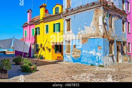 Piccolo cortile circondato da antiche case colorate sulla isola di Burano a Venezia, Italia. Foto Stock
