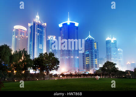 Alta sorge in Shanghai Pudong nuova bancario e affaristico, attraverso il fiume Huangpu dalla vecchia città. Foto Stock