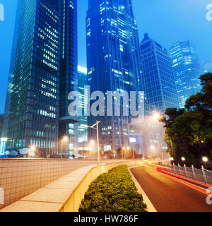 Alta sorge in Shanghai Pudong nuova bancario e affaristico, attraverso il fiume Huangpu dalla vecchia città. Foto Stock