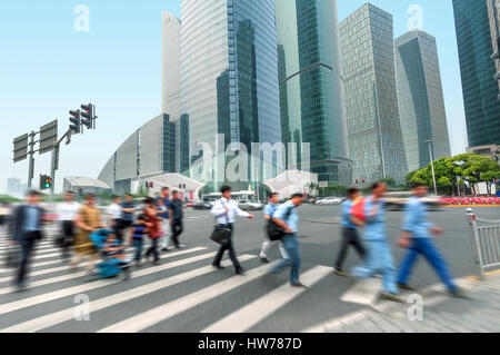 Il passeggero camminando sul marciapiede a Shanghai in Cina. Foto Stock