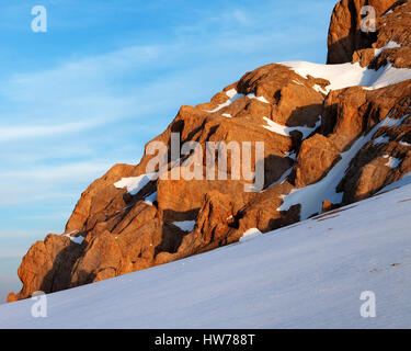 Sunrise montagne nella neve. La Turchia, centrale sui monti Taurus, Aladaglar (Anti-Taurus). Foto Stock