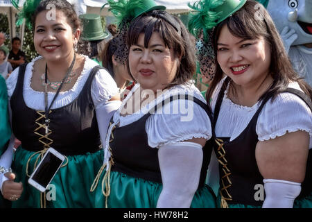 La festa di San Patrizio in Thailandia e tre dimensioni plus Thai femmine vestiti in irlandese tradizionale abito verde. Foto Stock