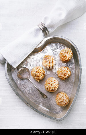 Chak-chak tradizionali asiatici dessert - pasta fritta con miele Foto Stock