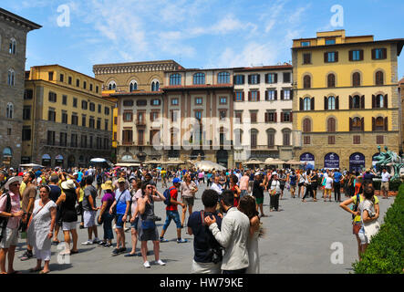 Firenze, Italia - 24 Giugno 2016: turisti sightseeing piazza vecchia di Firenze, Italia. Firenze è la capitale dell'Italia, Regione Toscana e uno dei Foto Stock