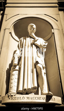 Dettagli architettonici della statua raffigurante Niccolò Macchiavelli in Firenze, Italia. Foto Stock