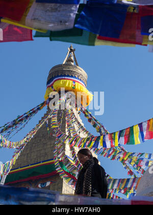 Vista di una donna stuppa e bandiere di preghiera a Boudhanath a Kathmandu in Nepal Foto Stock