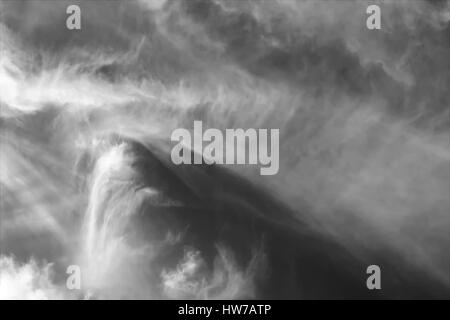 Nel tardo pomeriggio cirrus insolite formazioni di nubi Foto Stock