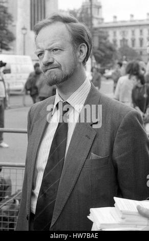 Robin Cook, Shadow il Segretario di Stato per la salute e il partito laburista membro del Parlamento di Livingstone al di fuori della sede del Parlamento a Londra in Inghilterra il 5 giugno 1990. Foto Stock