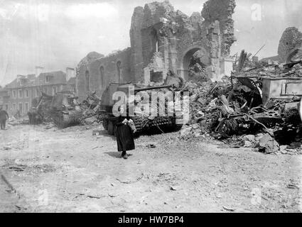 La Normandia, Francia, giugno 1944. Villaggi e città in rovine dopo i bombardamenti e combattimenti, la II Guerra Mondiale Foto Stock